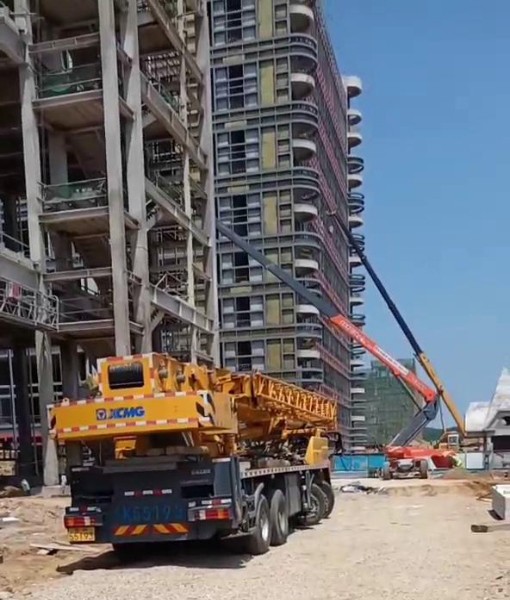 中電四公司初村威高利彤疫苗廠房建設(shè)，吊車作業(yè)中