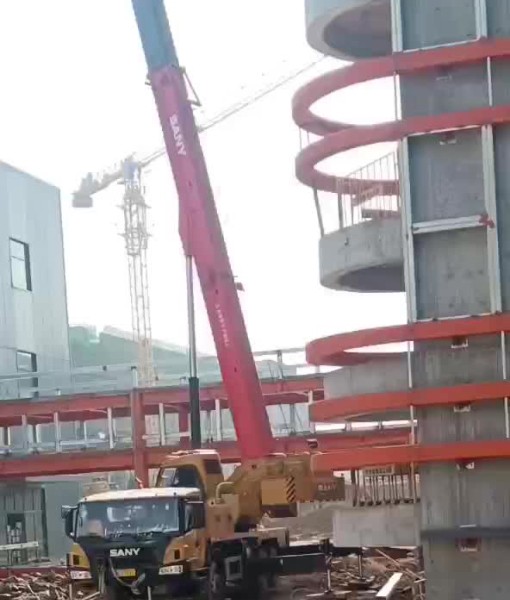 中電四公司初村威高利彤疫苗廠房建設(shè)，吊車作業(yè)中
